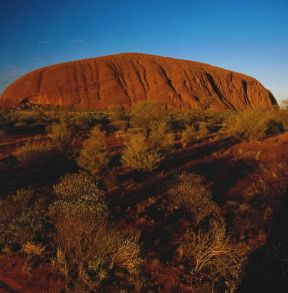Australia. Veduta di un'alba su Ayers Rock, nel Nord del paese.De Agostini Picture Library/P. Jaccod Australia. Veduta di un'alba su Ayers Rock, nel Nord del paese.De Agostini Picture Library/P. Jaccod