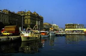 Fiume. Pescherecci ormeggiati nel porto della città croata.De Agostini Picture Library/M. Bertinetti Fiume. Pescherecci ormeggiati nel porto della città croata.De Agostini Picture Library/M. Bertinetti