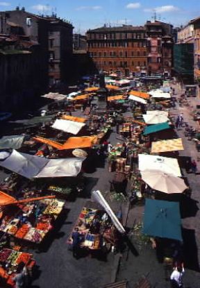 Roma. Piazza Campo de' Fiori con il caratteristico mercato.De Agostini Picture Library / M. Bertinetti Roma. Piazza Campo de' Fiori con il caratteristico mercato.De Agostini Picture Library / M. Bertinetti