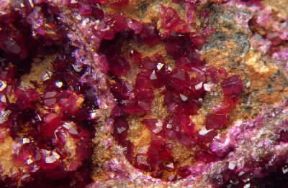 Roselite. Cristalli chiari del minerale.De Agostini Picture Library/ G. Cigolini