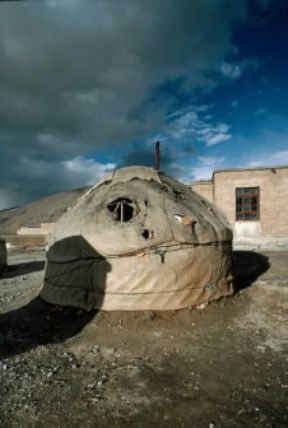 Asia. Una tenda emisferica, tipica abitazione delle popolazioni nomadi dell'Asia centrale.De Agostini Picture Library/T. Ledoux Asia. Una tenda emisferica, tipica abitazione delle popolazioni nomadi dell'Asia centrale.De Agostini Picture Library/T. Ledoux