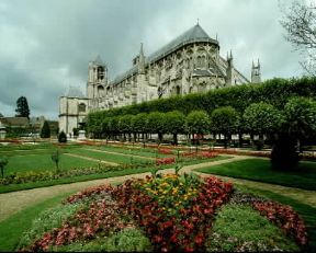 Berry . I giardini e la cattedrale di St. Ètienne a Bourges.De Agostini Picture Library/G. Barone Berry . I giardini e la cattedrale di St. Ètienne a Bourges.De Agostini Picture Library/G. Barone