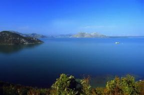 Lago di Scutari. Un tratto della costa.De Agostini Picture Library / S. Vannini