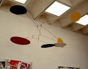 Alexander Calder. Tre soli gialli, uno dei famosi mobiles (1965; Saint Paul de Vence, Fondazione Maeght).De Agostini Picture Library/G. Dagli Orti Alexander Calder. Tre soli gialli, uno dei famosi mobiles (1965; Saint Paul de Vence, Fondazione Maeght).De Agostini Picture Library/G. Dagli Orti