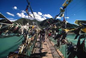 Tibet. Un ponte del capoluogo Lhasa.De Agostini Picture Library/G. Sioën Tibet. Un ponte del capoluogo Lhasa.De Agostini Picture Library/G. Sioën