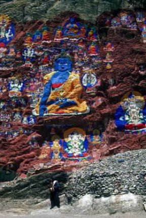 Tibet. Dipinti raffiguranti il Buddha su rocce nei pressi di Lhasa.De Agostini Picture Library/G. Sioën Tibet. Dipinti raffiguranti il Buddha su rocce nei pressi di Lhasa.De Agostini Picture Library/G. Sioën