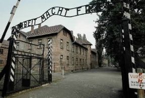 Auschwitz. L'entrata del campo di sterminio.De Agostini Picture Library / A. Vergani Auschwitz. L'entrata del campo di sterminio.De Agostini Picture Library / A. Vergani