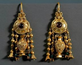 Orecchino . Orecchini d'oro del sec. II-I a. C., proveniente dagli scavi di Eraclea (Policoro, Museo Nazionale della Siritide).De Agostini Picture Library/G. Dagli Orti Orecchino . Orecchini d'oro del sec. II-I a. C., proveniente dagli scavi di Eraclea (Policoro, Museo Nazionale della Siritide).De Agostini Picture Library/G. Dagli Orti