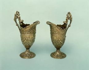 Sbalzo. Coppia di brocche in argento del sec. XVIII.Finarte