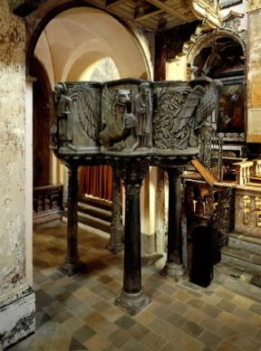 Ambone romanico nella chiesa di S. Giulio sull'isola omonima del lago d'Orta.De Agostini Picture Library/C. Rosso Ambone romanico nella chiesa di S. Giulio sull'isola omonima del lago d'Orta.De Agostini Picture Library/C. Rosso