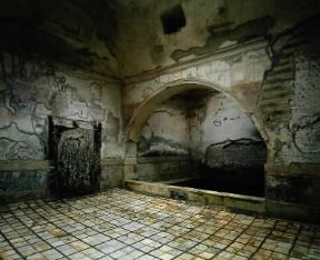 Bagno. Il frigidarium delle terme di Ercolano.De Agostini Picture Library / G. Dagli Orti Bagno. Il frigidarium delle terme di Ercolano.De Agostini Picture Library / G. Dagli Orti