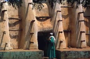 Bobo-Dioulasso . Ingresso della moschea.De Agostini Picture Library/C.Sappa Bobo-Dioulasso . Ingresso della moschea.De Agostini Picture Library/C.Sappa