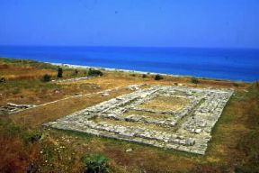 Caulonia. I resti del tempio dorico, nei pressi dell'odierna Monasterace Marina.De Agostini Picture Library/A. De Gregorio Caulonia. I resti del tempio dorico, nei pressi dell'odierna Monasterace Marina.De Agostini Picture Library/A. De Gregorio