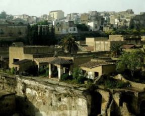 Italia . Veduta degli scavi di Ercolano.De Agostini Picture Library/G. Dagli Orti Italia . Veduta degli scavi di Ercolano.De Agostini Picture Library/G. Dagli Orti