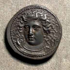 Moneta. Tetradramma in argento di Siracusa.De Agostini Picture Library / G. Dagli orti Moneta. Tetradramma in argento di Siracusa.De Agostini Picture Library / G. Dagli orti