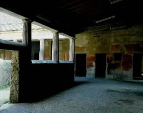 Peristilio. Scorcio del cortile porticato nella Villa dei Misteri a Pompei.De Agostini Picture Library/G. Dagli Orti Peristilio. Scorcio del cortile porticato nella Villa dei Misteri a Pompei.De Agostini Picture Library/G. Dagli Orti