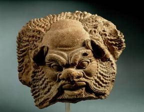Sileno . Antefissa a testa di sileno in terracotta (sec. V a. C.; Gela, Museo Nazionale).De Agostini Picture Library/G. Dagli Orti Sileno . Antefissa a testa di sileno in terracotta (sec. V a. C.; Gela, Museo Nazionale).De Agostini Picture Library/G. Dagli Orti
