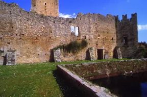 Caetani. I resti del castello medievale a Ninfa, in provincia di Latina.De Agostini Picture Library/S. Vannini Caetani. I resti del castello medievale a Ninfa, in provincia di Latina.De Agostini Picture Library/S. Vannini
