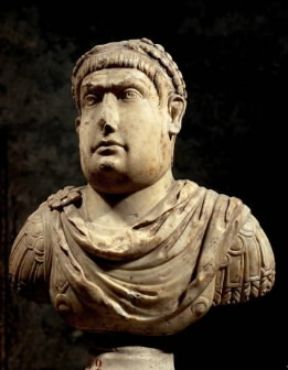 Magnenzio. Busto in marmo dell'imperatore romano.De Agostini Picture Library/G. Dagli Orti Magnenzio. Busto in marmo dell'imperatore romano.De Agostini Picture Library/G. Dagli Orti