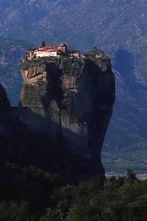 Meteore. Il monastero della Trinità arroccato su un picco, nel tipico paesaggio tessalico.De Agostini Picture Library/G. Sioën Meteore. Il monastero della Trinità arroccato su un picco, nel tipico paesaggio tessalico.De Agostini Picture Library/G. Sioën