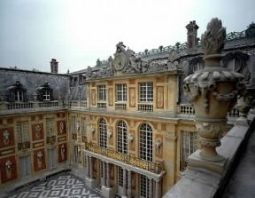 Palazzo . Particolare del cortile della reggia di Versailles.De Agostini Picture Library/G. Dagli Orti Palazzo . Particolare del cortile della reggia di Versailles.De Agostini Picture Library/G. Dagli Orti
