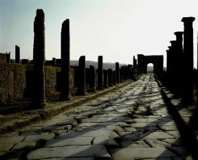Roma. Le rovine romane di Timgad, l'antica Thamugadi, in Algeria. Il decumano massimo con l'arco di Traiano.De Agostini Picture Library / G. Dagli Orti Roma. Le rovine romane di Timgad, l'antica Thamugadi, in Algeria. Il decumano massimo con l'arco di Traiano.De Agostini Picture Library / G. Dagli Orti