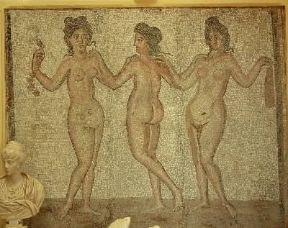 Roma. Mosaico con le Tre Grazie dall'antica Cesarea di Mauritania (sec. IV d. C.).De Agostini Picture Library / G. Dagli Orti Roma. Mosaico con le Tre Grazie dall'antica Cesarea di Mauritania (sec. IV d. C.).De Agostini Picture Library / G. Dagli Orti