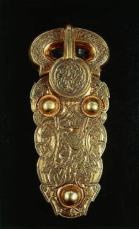 Anglossassoni. Fibia in oro con rilievi di serpenti (Londra, British Museum).De Agostini Picture Library Anglossassoni. Fibia in oro con rilievi di serpenti (Londra, British Museum).De Agostini Picture Library