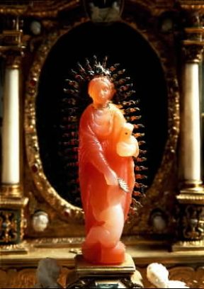 Corniola. Statuetta raffigurante la Madonna con il Bambino.De Agostini Picture Library / G. Nimatallah Corniola. Statuetta raffigurante la Madonna con il Bambino.De Agostini Picture Library / G. Nimatallah