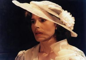 Fanny Ardant. L'attrice francese in una foto di scena, scattata sul set del film La famiglia (1987).Filmauro/M. Rhule Fanny Ardant. L'attrice francese in una foto di scena, scattata sul set del film La famiglia (1987).Filmauro/M. Rhule