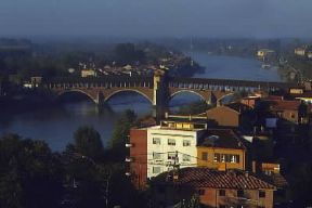 Pavia. Il Ticino attraversato dal Ponte Coperto, ricostruito nelle forme originarie dopo la distruzione avvenuta durante la II guerra mondiale.De Agostini Picture Library/C. Baraggi Pavia. Il Ticino attraversato dal Ponte Coperto, ricostruito nelle forme originarie dopo la distruzione avvenuta durante la II guerra mondiale.De Agostini Picture Library/C. Baraggi