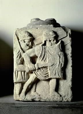 Scudo. Legionari all'assalto; rilievo da una base di colonna, dal Castrum di Magonza, sec. I a. C. Magonza Landesmuseum Scudo. Legionari all'assalto; rilievo da una base di colonna, dal Castrum di Magonza, sec. I a. C. Magonza Landesmuseum