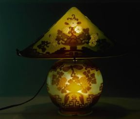 Art Nouveau. Lampada in vetro con decorazioni di E. Galle (Milano, Collezione Balzaretti).De Agostini Picture Library/A. Dagli Orti Art Nouveau. Lampada in vetro con decorazioni di E. Galle (Milano, Collezione Balzaretti).De Agostini Picture Library/A. Dagli Orti