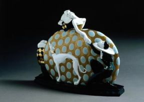 Arts dÃ©co. Dama con Pierrots e levrieri in maiolica eseguita da A. Bucci su disegno di F. Nonni (Faenza, Museo Internazionale delle Ceramiche).De Agostini Picture Library/G. Nimatallah