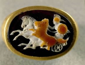 Cammeo incastonato in un anello con Atena sul cocchio; oreficeria romana databile tra il sec. I a. C. e il I d. C. (Bucarest, Museo di Storia della Romania).De Agostini Picture Library/G. Dagli Orti Cammeo incastonato in un anello con Atena sul cocchio; oreficeria romana databile tra il sec. I a. C. e il I d. C. (Bucarest, Museo di Storia della Romania).De Agostini Picture Library/G. Dagli Orti