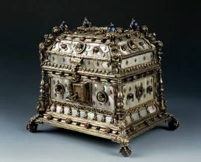 Cofanetto in madreperla e pietre preziose di fattura parigina (Mantova, Tesoro della Cattedrale)De Agostini Picture Library/A. Dagli Orti Cofanetto in madreperla e pietre preziose di fattura parigina (Mantova, Tesoro della Cattedrale)De Agostini Picture Library/A. Dagli Orti