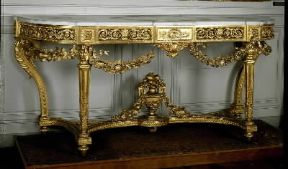 Console in legno dorato del sec. XIX in stile Luigi XVI.De Agostini Picture Library / J.M. Zuber Console in legno dorato del sec. XIX in stile Luigi XVI.De Agostini Picture Library / J.M. Zuber