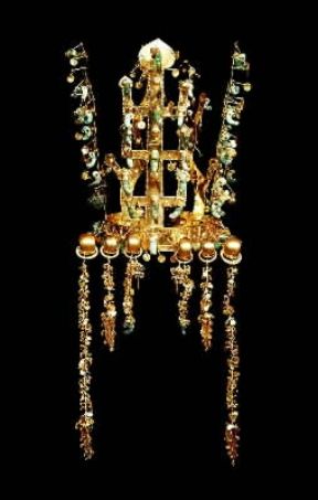 Corea. Corona d'oro del periodo antico del regno di Silla, sec. V-VI (Gyeongju, Museo Nazionale).Gyeongju, Museo Nazionale Corea. Corona d'oro del periodo antico del regno di Silla, sec. V-VI (Gyeongju, Museo Nazionale).Gyeongju, Museo Nazionale