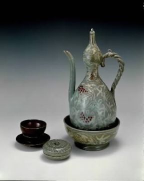 Corea. Brocca da vino in céladonKoryo (Seoul, Museo Nazionale di Corea).Seoul, Museo Nazionale di Corea Corea. Brocca da vino in céladonKoryo (Seoul, Museo Nazionale di Corea).Seoul, Museo Nazionale di Corea