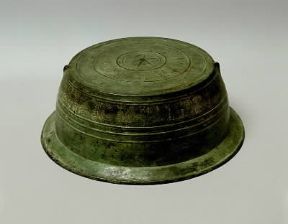 Dong Son . Recipiente in bronzo (sec. VII-II a. C. ; Bruxelles, Musées Royaux des Beaux-Arts).Bruxelles, Musées Royaux Dong Son . Recipiente in bronzo (sec. VII-II a. C. ; Bruxelles, Musées Royaux des Beaux-Arts).Bruxelles, Musées Royaux