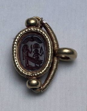 Fenici. Scarabeo di corniola con Horo e Iside fanciulli su montatura a staffa in oro (sec. VI -V a. C.; Tunisi, Museo del Bardo).De Agostini Picture Library/A. Dagli Orti Fenici. Scarabeo di corniola con Horo e Iside fanciulli su montatura a staffa in oro (sec. VI -V a. C.; Tunisi, Museo del Bardo).De Agostini Picture Library/A. Dagli Orti