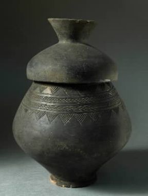 Ferro. Olla cineraria fittile (Vercelli, Museo Leone).De Agostini Picture Library/A. De Gregorio Ferro. Olla cineraria fittile (Vercelli, Museo Leone).De Agostini Picture Library/A. De Gregorio