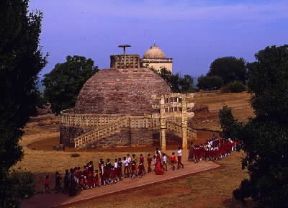 Funerario. Veduta dello stupa 3 a Sanchi, in India.De Agostini Picture Library/G. Nimatallah Funerario. Veduta dello stupa 3 a Sanchi, in India.De Agostini Picture Library/G. Nimatallah