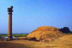 India . La colonna del re Asoka nei pressi della città di Bihar.G. Nimatallah India . La colonna del re Asoka nei pressi della città di Bihar.G. Nimatallah