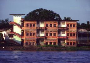 Kisangani. Edifici dall'architettura occidentale affacciati sulla riva destra del fiume Congo.De Agostini Picture Library/S. Vannini Kisangani. Edifici dall'architettura occidentale affacciati sulla riva destra del fiume Congo.De Agostini Picture Library/S. Vannini