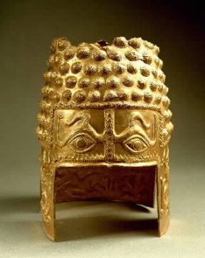 Romania. Elmo in argento dorato dal tesoro di Peretu; sec. IV a. C. (Bucarest, Museo Nazionale).De Agostini Picture Library / G. dagli Orti