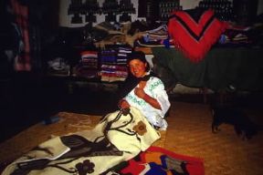 Ecuador . Lavorazione artigianale di un tappeto di lana.De Agostini Picture Library/V. Degrandi Ecuador . Lavorazione artigianale di un tappeto di lana.De Agostini Picture Library/V. Degrandi