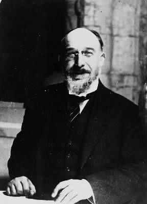 Erik Alfred Leslie Satie fotografato da Man Ray.Parigi, Bibliothèque Nationale Erik Alfred Leslie Satie fotografato da Man Ray.Parigi, Bibliothèque Nationale