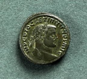 Follis in bronzo con l'imperatore Diocleziano (Bologna, Museo Civico Archeologico).De Agostini Picture Library/A. De Gregorio Follis in bronzo con l'imperatore Diocleziano (Bologna, Museo Civico Archeologico).De Agostini Picture Library/A. De Gregorio