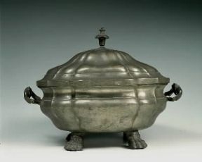 Peltro. Zuppiera ovoidale del sec. XIX (Milano, Museo del Castello Sforzesco).De Agostini Picture Library/A. Dagli Orti Peltro. Zuppiera ovoidale del sec. XIX (Milano, Museo del Castello Sforzesco).De Agostini Picture Library/A. Dagli Orti